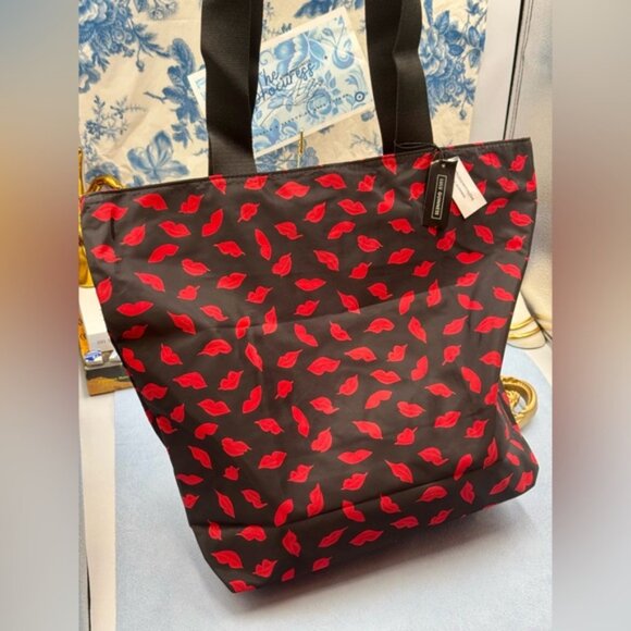 🆕 LULU GUINNESS 🧿 NWT Hand Painted Lips Nylon Zip Tote - Picture 4 of 11